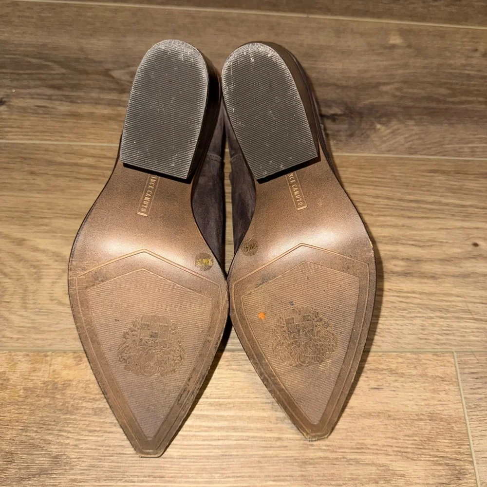New without Box Vince Camuto Gigietta Chocolate Brown Suede Ankle Boots size 10
